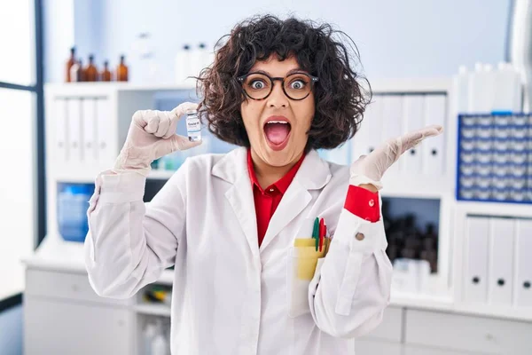 Ισπανίδα Γιατρός Γυναίκα Σγουρά Μαλλιά Κρατώντας Εμβόλιο Γιορτάζει Νίκη Χαρούμενο — Φωτογραφία Αρχείου