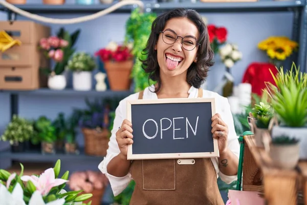 Jonge Spaanse Vrouw Werkt Bij Bloemist Houden Open Teken Steken — Stockfoto