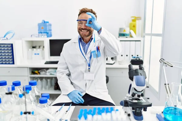 Middle Age Man Working Scientist Laboratory Smiling Happy Doing Sign — Zdjęcie stockowe