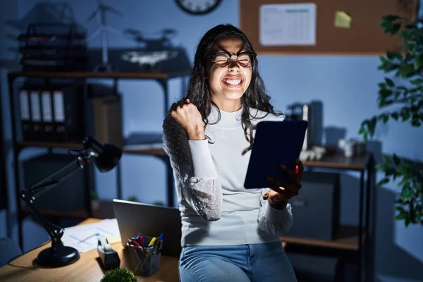 Jovem Brasileira Usando Touchpad Noite Trabalhando Escritório Muito Feliz Animado — Fotografia de Stock