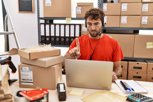 Junger Hispanischer Callcenter Agent Der Lager Arbeitet Zeigt Mit Erhobenem — Stockfoto