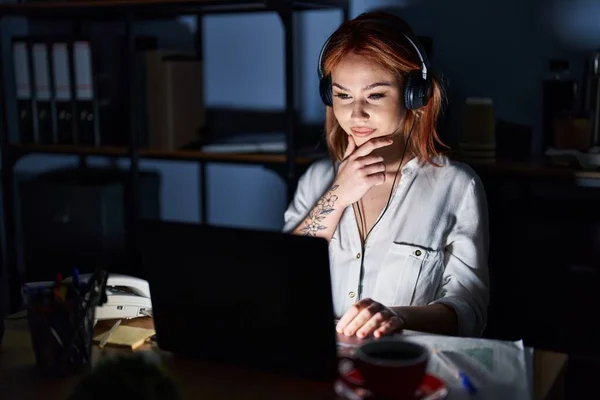 Young Caucasian Woman Working Office Night Looking Confident Camera Smile —  Fotos de Stock