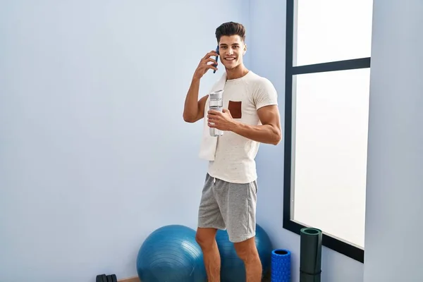 Jeune Homme Hispanique Parlant Sur Smartphone Eau Potable Centre Sportif — Photo