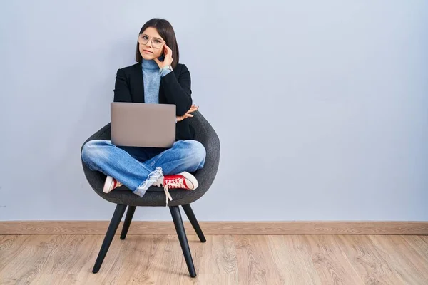 Young Hispanic Woman Sitting Chair Using Computer Laptop Looking Confident — Stock Fotó