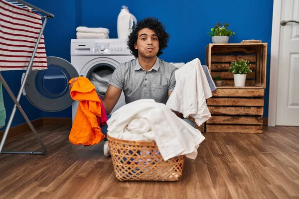 Kirli Çamaşırhanede Çamaşırlarını Yıkayan Kıvırcık Saçlı Komik Yüzlü Spanyol Bir — Stok fotoğraf