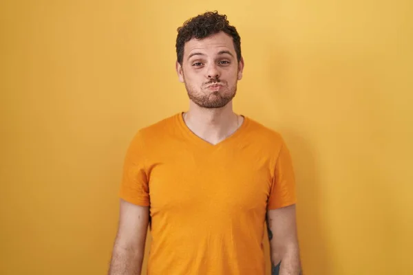 Jonge Spaanse Man Die Gele Achtergrond Puffende Wangen Met Grappig — Stockfoto