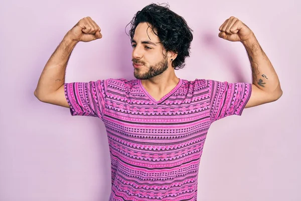 Bonito Homem Hispânico Vestindo Camisa Rosa Casual Mostrando Músculos Dos — Fotografia de Stock