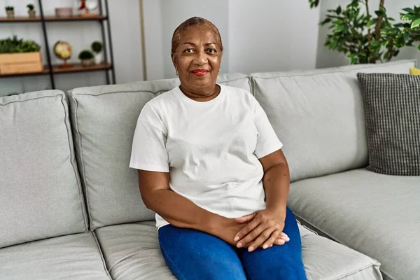 Senior African American Woman Smiling Confident Sitting Sofa Home — Stockfoto