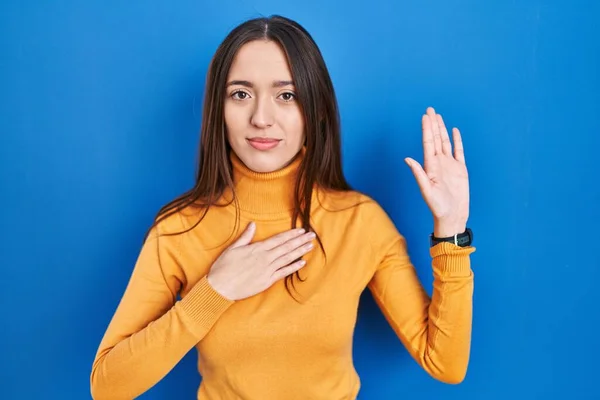 Jonge Brunette Vrouw Staande Blauwe Achtergrond Vloeken Met Hand Borst — Stockfoto