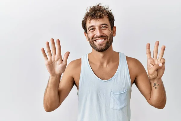 Mladý Pohledný Muž Stojící Nad Izolovaným Pozadím Ukazující Ukazující Prsty — Stock fotografie