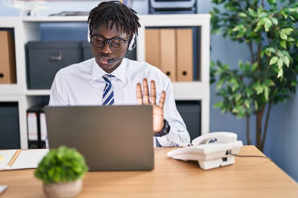 Afrikanischer Mann Mit Dreadlocks Trägt Call Center Agent Headset Mit — Stockfoto