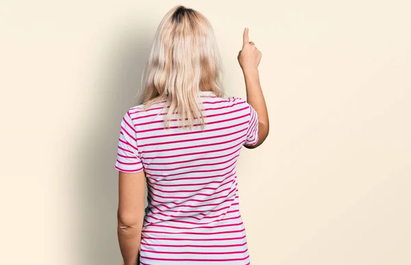 Mujer Caucásica Joven Con Ropa Casual Posando Hacia Atrás Apuntando —  Fotos de Stock