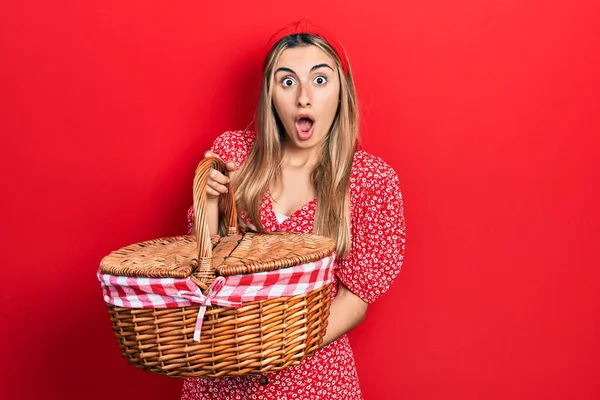 Mooie Spaanse Vrouw Met Picknick Rieten Mand Bang Geschokt Met — Stockfoto