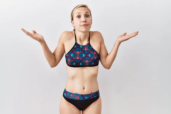 Young Blonde Woman Wearing Sporty Bikini Isolated Background Clueless Confused — Foto Stock