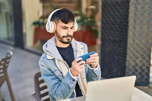 Young Hispanic Man Playing Video Game Sitting Table Coffee Shop — Stockfoto