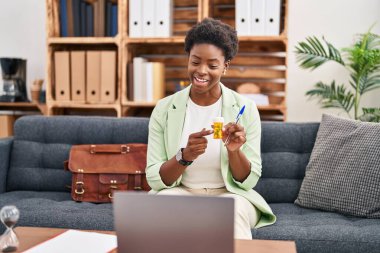 Psikoloji merkezinde telekonksiyon reçetesi yazan Afrikalı Amerikalı kadın psikolog.