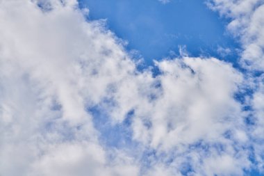 Güneşli bir günde bulutlu güzel mavi gökyüzü