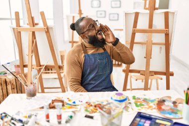 Sanat stüdyosundaki Afrikalı Amerikalı sanatçı el ele tutuşup bağırıyor ve bağırıyordu. iletişim konsepti. 