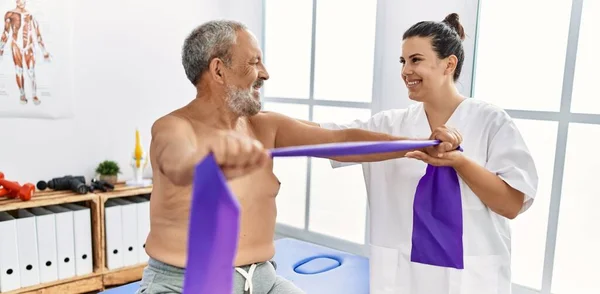 Fisioterapeuta Paciente Sorrindo Confiante Ter Sessão Reabilitação Usando Banda Elástica — Fotografia de Stock