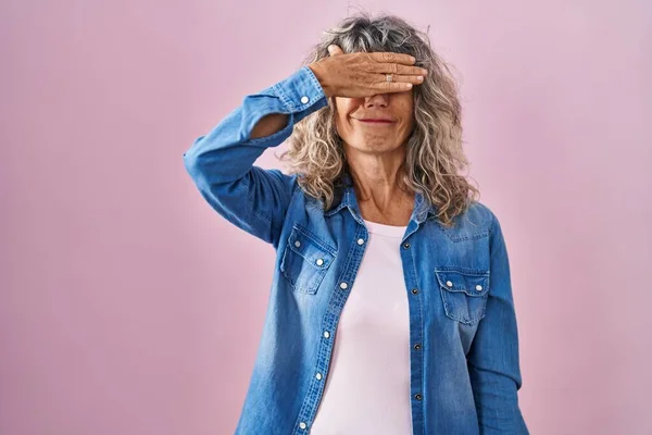 Mujer Mediana Edad Pie Sobre Fondo Rosa Sonriendo Riendo Con —  Fotos de Stock