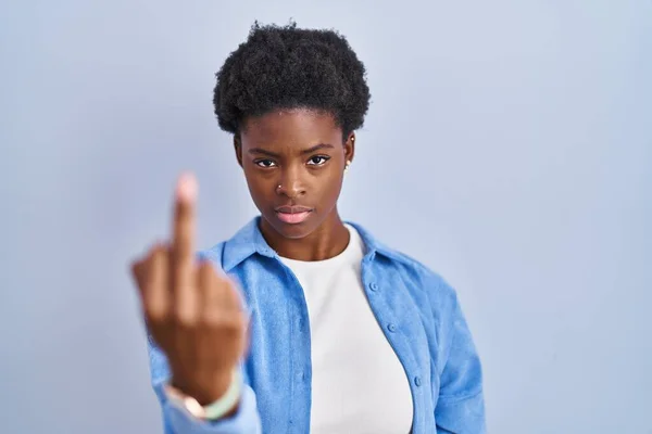 African American Woman Standing Blue Background Showing Middle Finger Impolite — Stock Photo, Image