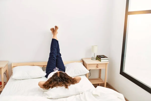 Mujer Hispana Mediana Edad Acostada Cama Dormitorio — Foto de Stock