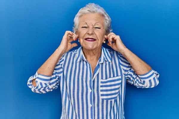 Mujer Mayor Con Pelo Gris Pie Sobre Fondo Azul Cubriendo —  Fotos de Stock