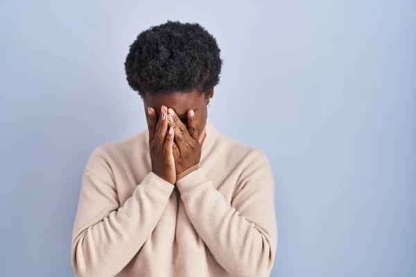 Mulher Afro Americana Sobre Fundo Azul Com Expressão Triste Cobrindo — Fotografia de Stock