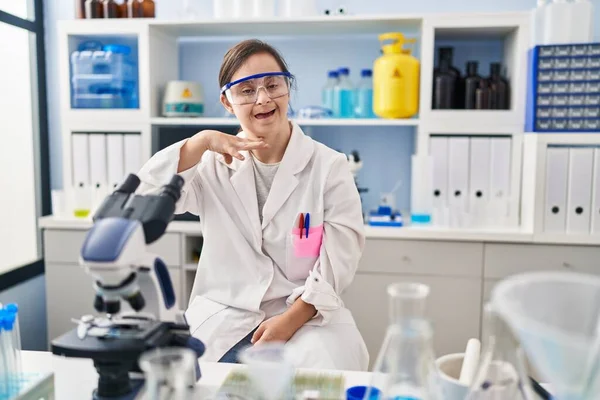 Hispanic Girl Syndrome Working Scientist Laboratory Cutting Throat Hand Knife — Stockfoto