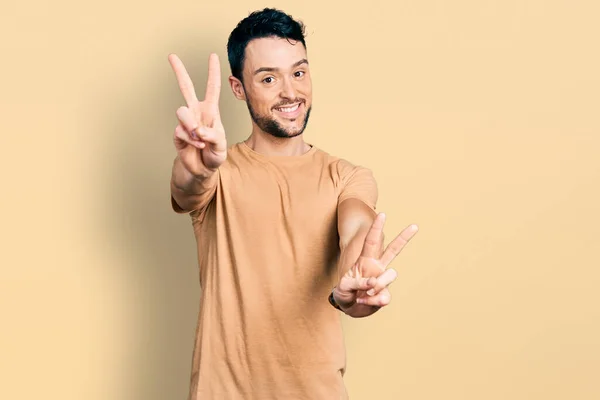 Een Spaanse Man Met Een Baard Casual Shirt Die Glimlacht — Stockfoto