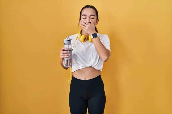 Ung Sydasiatisk Kvinna Bär Sportkläder Dricksvatten Uttråkad Gäspande Trött Täcker — Stockfoto