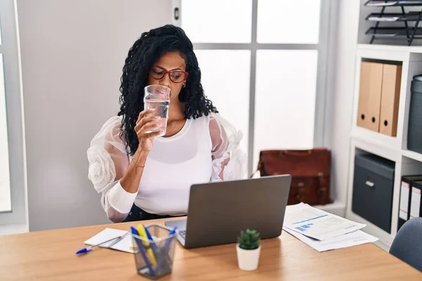 African American Επιχειρηματίας Γυναίκα Χρησιμοποιώντας Φορητό Υπολογιστή Πόσιμο Ποτήρι Νερό — Φωτογραφία Αρχείου