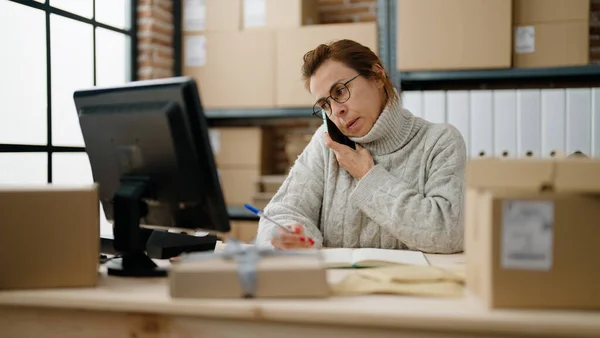 中年のパニック女性は 倉庫オフィスでスマートフォンで話しているビジネスワーカーをEコマース — ストック写真