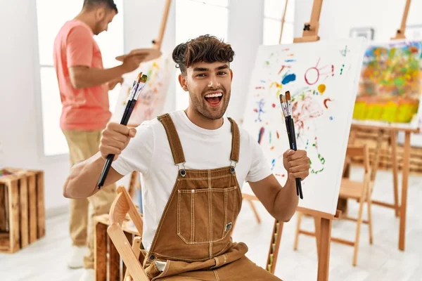 Dois Homens Hispânicos Casal Sorrindo Desenho Confiante Estúdio Arte — Fotografia de Stock