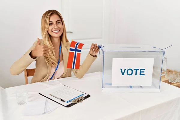 Блондинка Красива Молода Жінка Політичних Виборах Тримає Прапор Норвегії Посміхаючись — стокове фото
