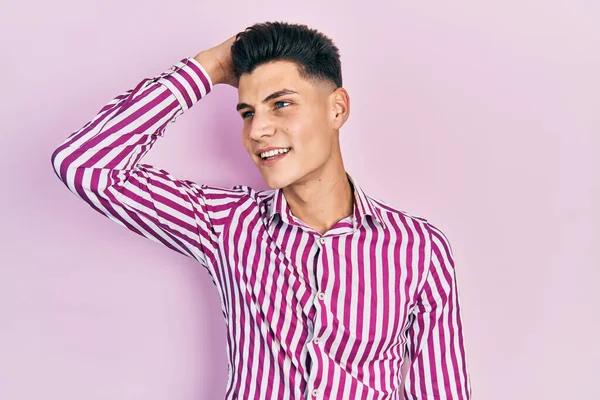 Joven Hombre Hispano Usando Ropa Casual Sonriendo Confiado Tocando Cabello — Foto de Stock