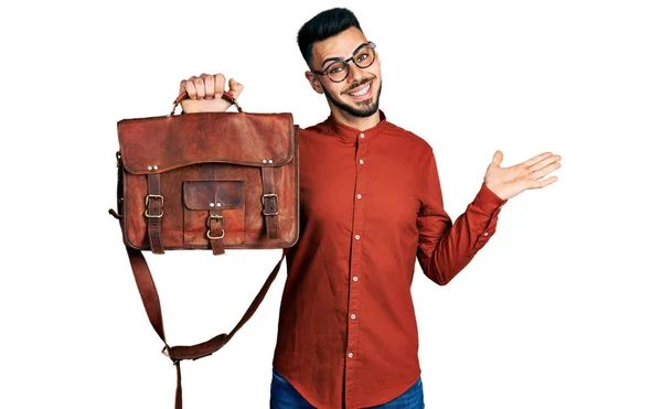 Jovem Hispânico Com Barba Vestindo Bolsa Couro Celebrando Realização Com — Fotografia de Stock