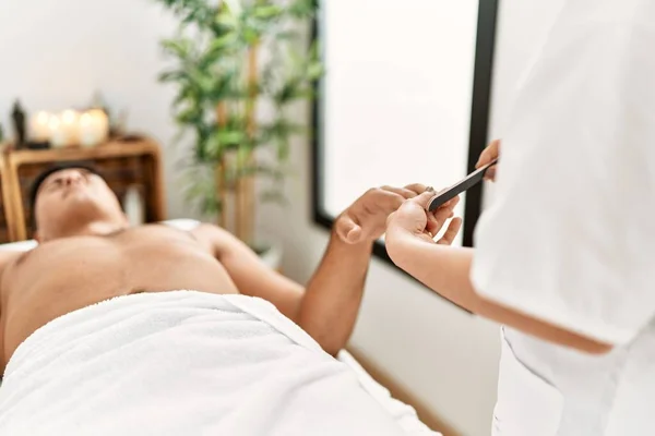 Young Hispanic Man Relaxed Having Manicure Session Beauty Center — Foto Stock