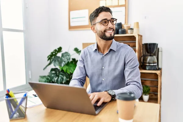 Hombre Árabe Joven Sonriendo Confiado Usando Ordenador Portátil Trabajando Oficina —  Fotos de Stock