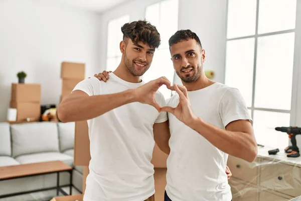 Dois Homens Hispânicos Abraçam Fazendo Forma Coração Com Mãos Nova — Fotografia de Stock