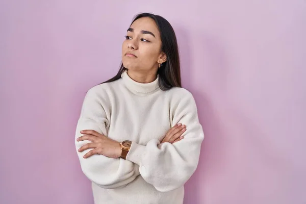 Joven Mujer Sudasiática Pie Sobre Fondo Rosa Mirando Lado Con —  Fotos de Stock