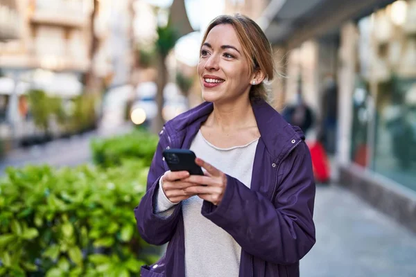 Giovane Donna Sorridente Fiducioso Utilizzando Smartphone Strada — Foto Stock