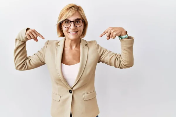 Donna Affari Bionda Mezza Età Piedi Sfondo Isolato Guardando Fiducioso — Foto Stock