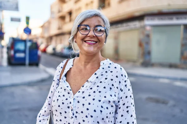 Mujer Mediana Edad Sonriendo Confiada Pie Calle —  Fotos de Stock
