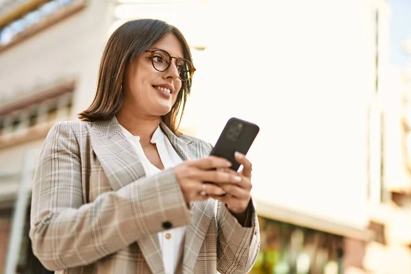 Ung Latinamerikansk Affärskvinna Ler Glad Med Smartphone Stan — Stockfoto