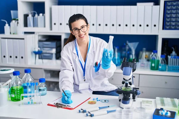 Jovem Cientista Hispânica Escreve Documento Que Mede Líquido Laboratório — Fotografia de Stock