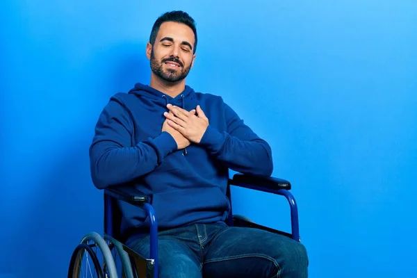 Tekerlekli Sandalyede Oturan Elleri Göğsünde Gözleri Kapalı Gülümseyen Yüzünde Minnet — Stok fotoğraf