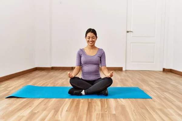 Mujer Latina Joven Sonriendo Yoga Entrenamiento Seguro Centro Deportivo —  Fotos de Stock