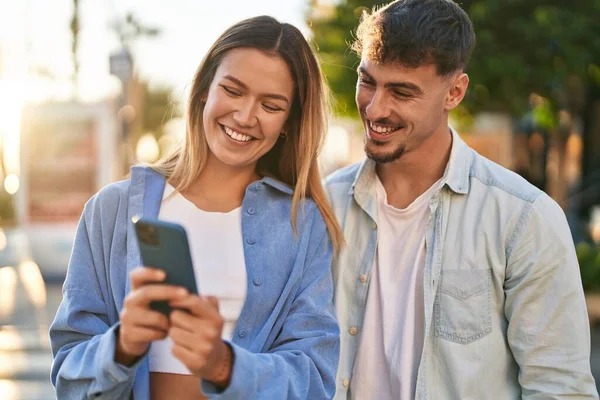 Genç Adam Kadın Çift Sokakta Akıllı Telefon Kullanarak Gülümsüyor — Stok fotoğraf