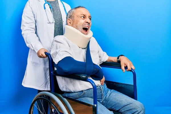 Hombre Mayor Guapo Con Barba Sentado Silla Ruedas Con Cuello — Foto de Stock